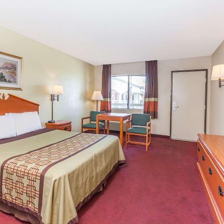 Super 8 By Wyndham Bakersfield/Central Bagian luar foto
