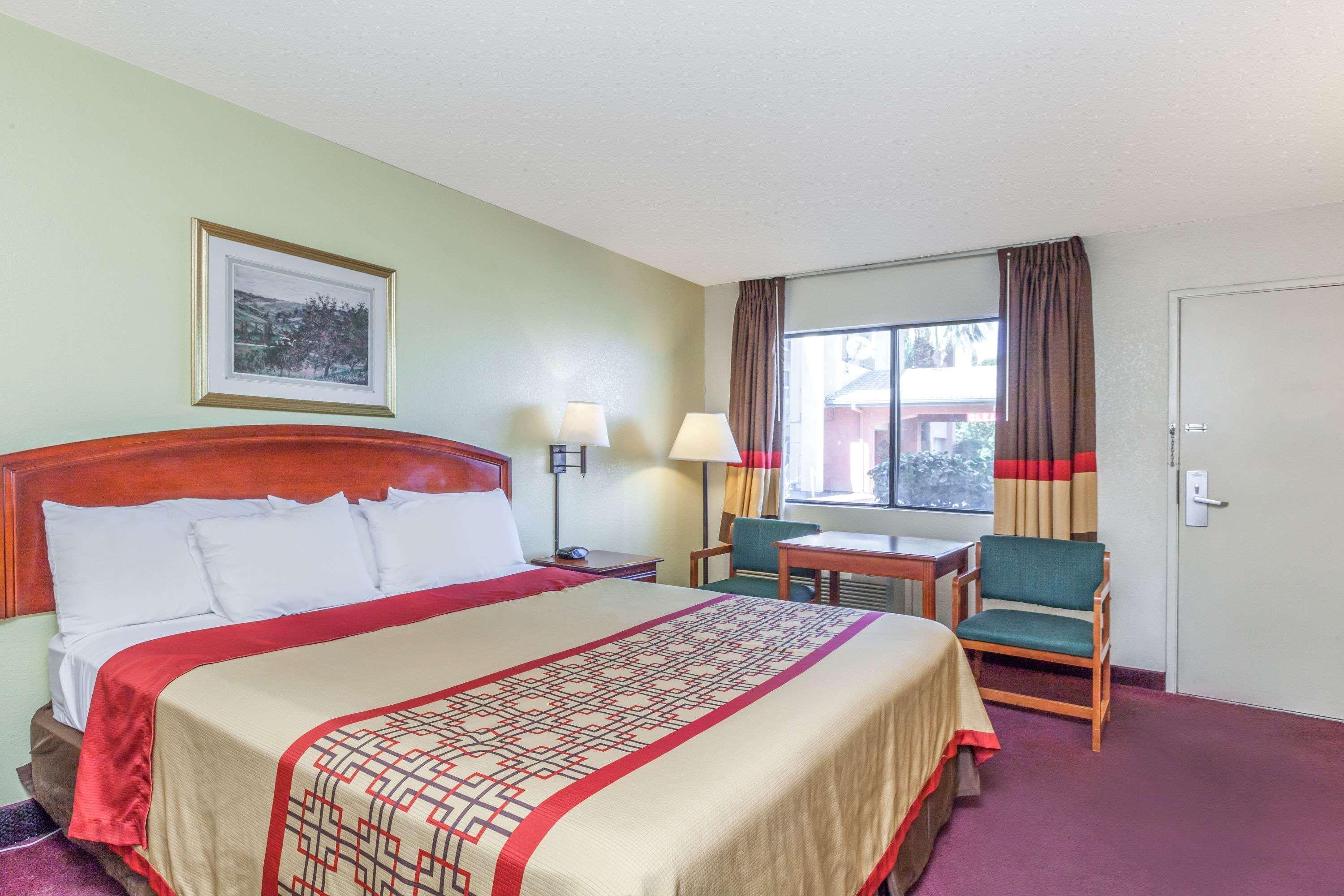 Super 8 By Wyndham Bakersfield/Central Bagian luar foto