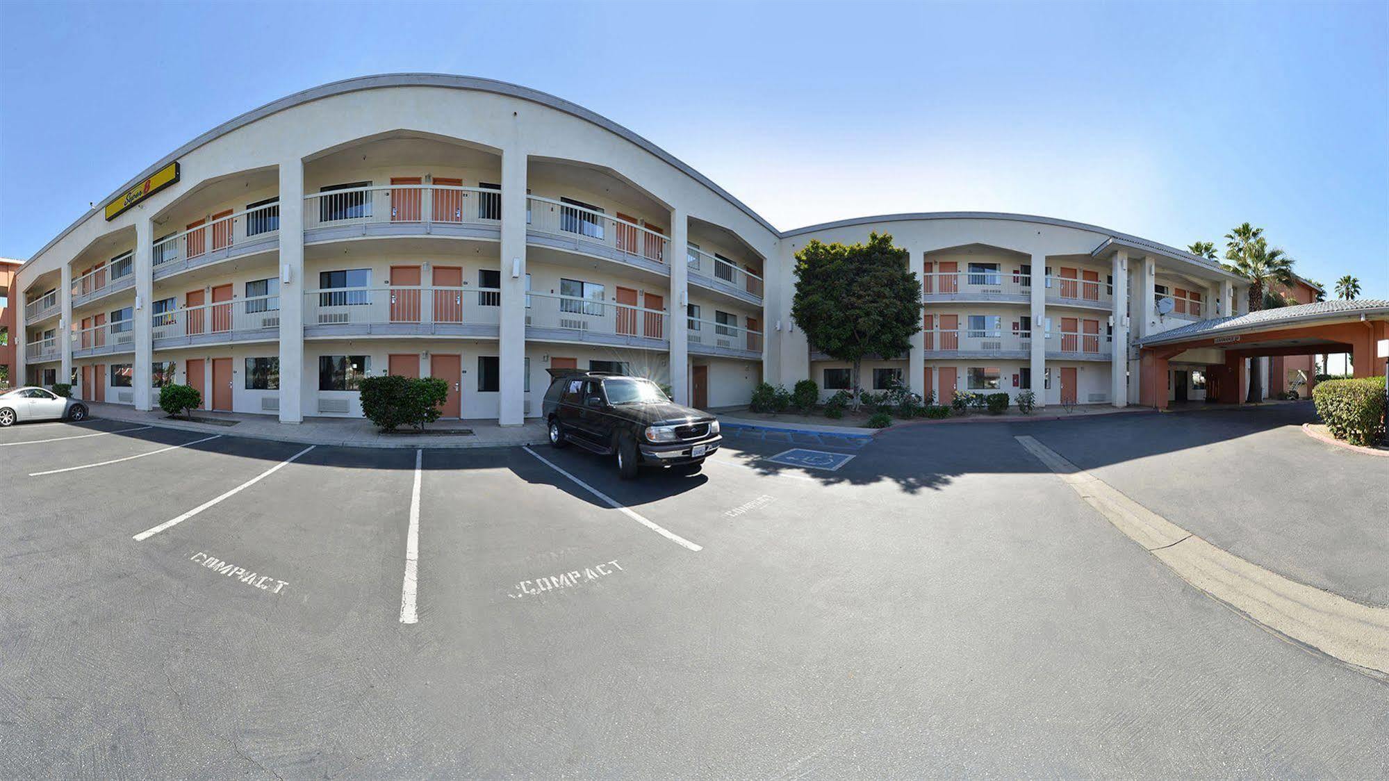 Super 8 By Wyndham Bakersfield/Central Bagian luar foto